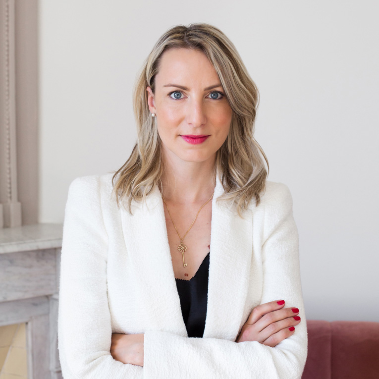 business-portrait-woman-photographer-zurich-professional-headshot-amelie-clements-corporate-photoshoot-portfolio-apercu